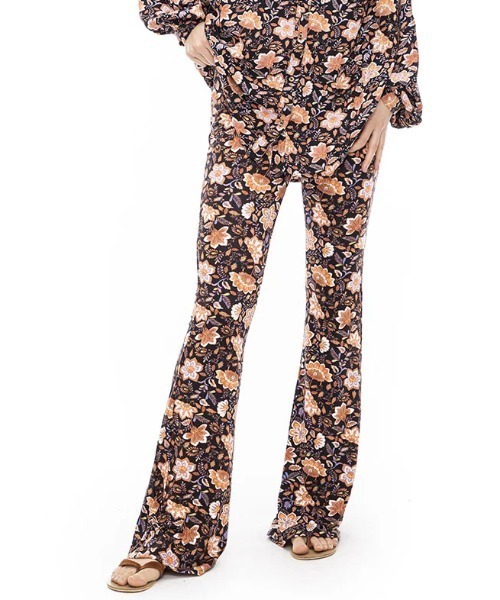 BILLABONG（ビラボン）の「【BILLABONG/ビラボン】23AW SUNDOWN/フラワー柄ロングフレアパンツ（その他パンツ・レディース・ブラック系その他・SMALL）」の2枚目の写真