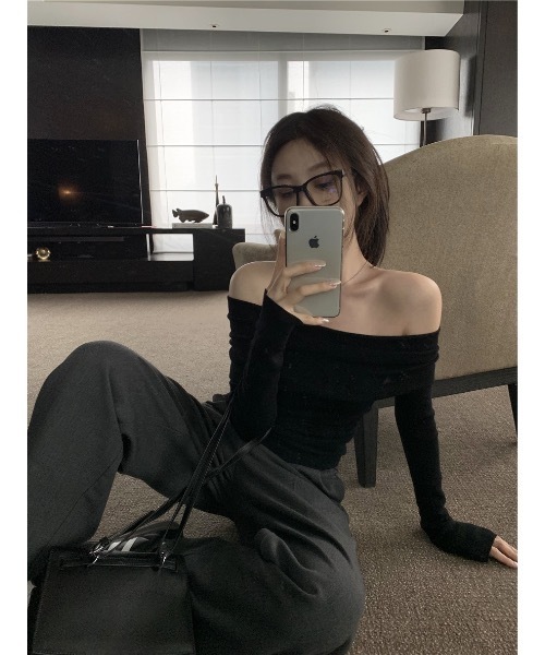 SALTMINT(ソルトミント)の「Elegance Off Shoulder Knit(ニット/セーター・レディース・ベージュ/ブラック/グレー・FREE)」の1枚目の写真