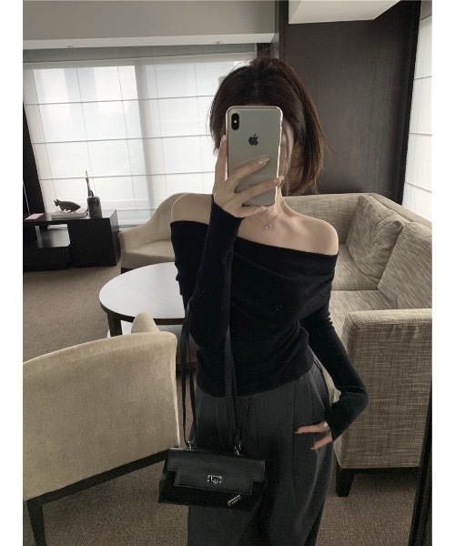 SALTMINT(ソルトミント)の「Elegance Off Shoulder Knit(ニット/セーター・レディース・ベージュ/ブラック/グレー・FREE)」の4枚目の写真