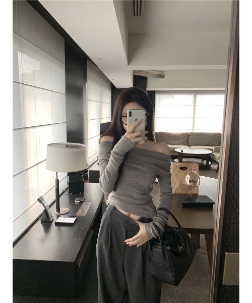 SALTMINT(ソルトミント)の「Elegance Off Shoulder Knit(ニット/セーター・レディース・ベージュ/ブラック/グレー・FREE)」の8枚目の写真
