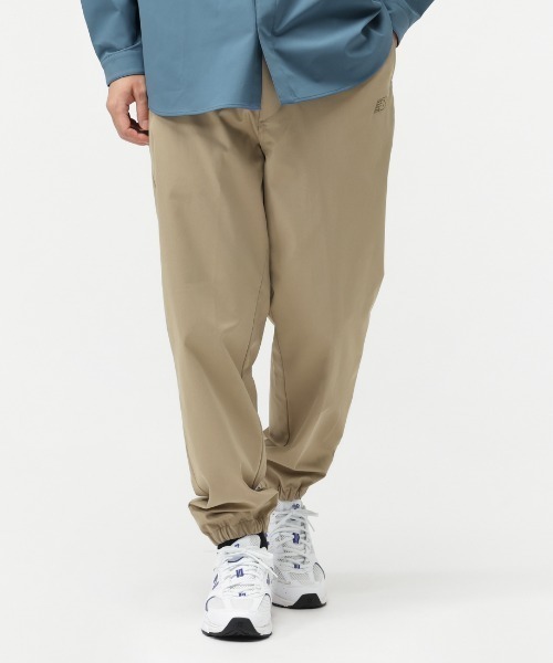 NEW BALANCE(ニューバランス)の「【別注】ニューバランス New Balance THE CITY チノスタイルジョガーパンツ 限定コラボ(チノパンツ・メンズ・ブラック/ベージュ・LL/S/M/L)」の2枚目の写真