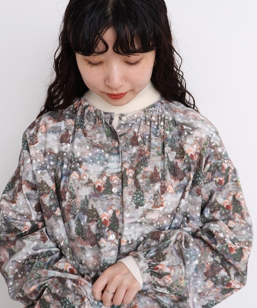 l'atelier du savon（アトリエドサボン）の「星くずと冬の街　シャツコールプリントブラウス（シャツ/ブラウス・レディース・ネイビー/ベージュ・FREE）」の2枚目の写真