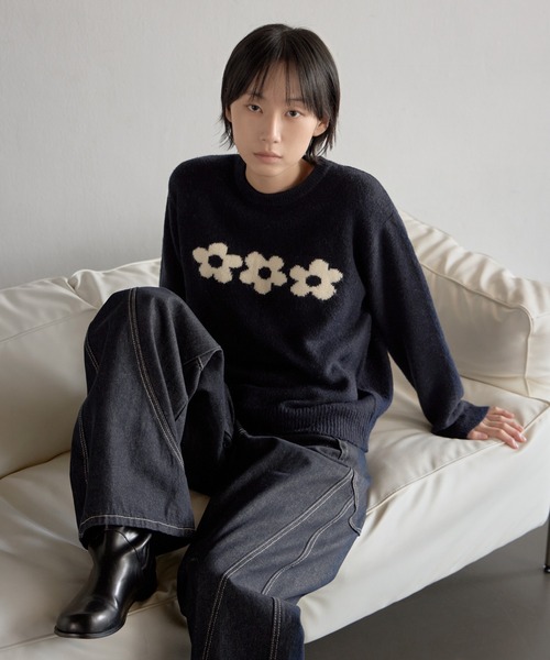 UNE MANSION(ユヌマンション)の「【UNE ORIGINAL】ふわふわラブリーフラワーベーシックシルエットニット(ニット/セーター・レディース・ネイビー/ブラウン/グレー・FREE)」の1枚目の写真