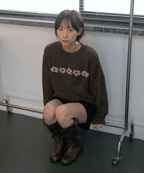 UNE MANSION(ユヌマンション)の「【UNE ORIGINAL】ふわふわラブリーフラワーベーシックシルエットニット(ニット/セーター・レディース・ネイビー/ブラウン/グレー・FREE)」の3枚目の写真