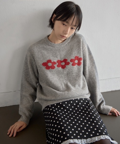 UNE MANSION(ユヌマンション)の「【UNE ORIGINAL】ふわふわラブリーフラワーベーシックシルエットニット(ニット/セーター・レディース・ネイビー/ブラウン/グレー・FREE)」の2枚目の写真