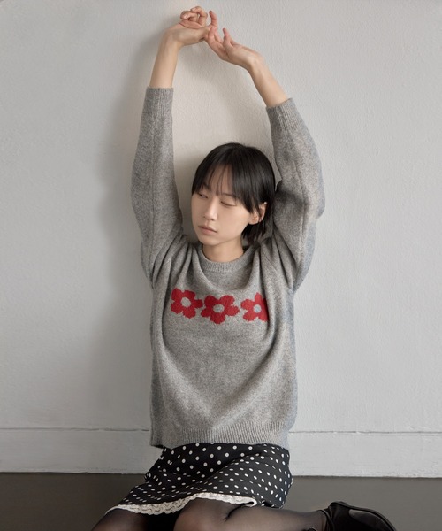 UNE MANSION(ユヌマンション)の「【UNE ORIGINAL】ふわふわラブリーフラワーベーシックシルエットニット(ニット/セーター・レディース・ネイビー/ブラウン/グレー・FREE)」の4枚目の写真