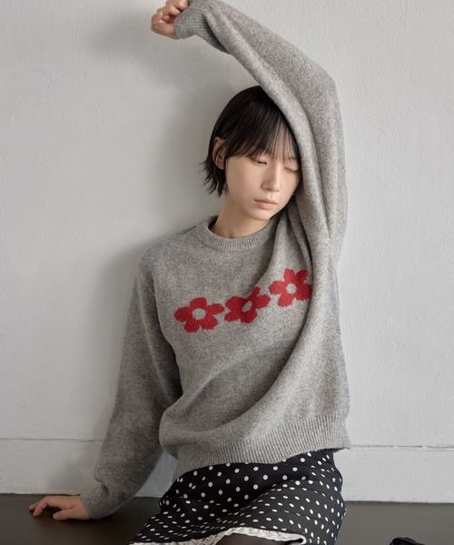 UNE MANSION(ユヌマンション)の「【UNE ORIGINAL】ふわふわラブリーフラワーベーシックシルエットニット(ニット/セーター・レディース・ネイビー/ブラウン/グレー・FREE)」の5枚目の写真