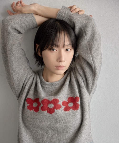 UNE MANSION(ユヌマンション)の「【UNE ORIGINAL】ふわふわラブリーフラワーベーシックシルエットニット(ニット/セーター・レディース・ネイビー/ブラウン/グレー・FREE)」の6枚目の写真