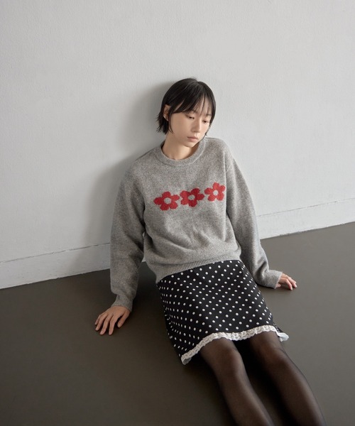 UNE MANSION(ユヌマンション)の「【UNE ORIGINAL】ふわふわラブリーフラワーベーシックシルエットニット(ニット/セーター・レディース・ネイビー/ブラウン/グレー・FREE)」の7枚目の写真