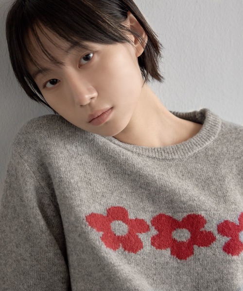 UNE MANSION(ユヌマンション)の「【UNE ORIGINAL】ふわふわラブリーフラワーベーシックシルエットニット(ニット/セーター・レディース・ネイビー/ブラウン/グレー・FREE)」の8枚目の写真