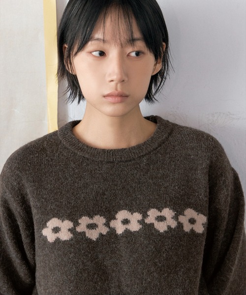 UNE MANSION(ユヌマンション)の「【UNE ORIGINAL】ふわふわラブリーフラワーベーシックシルエットニット(ニット/セーター・レディース・ネイビー/ブラウン/グレー・FREE)」の9枚目の写真