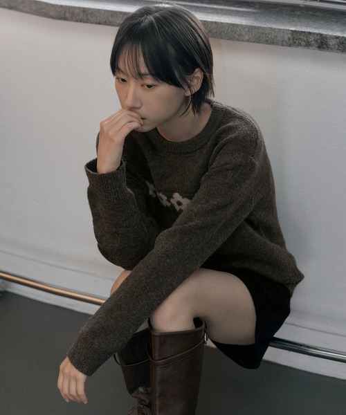 UNE MANSION(ユヌマンション)の「【UNE ORIGINAL】ふわふわラブリーフラワーベーシックシルエットニット(ニット/セーター・レディース・ネイビー/ブラウン/グレー・FREE)」の11枚目の写真