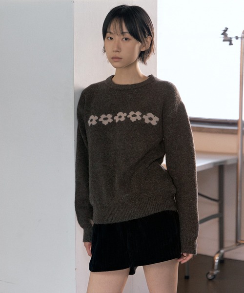 UNE MANSION(ユヌマンション)の「【UNE ORIGINAL】ふわふわラブリーフラワーベーシックシルエットニット(ニット/セーター・レディース・ネイビー/ブラウン/グレー・FREE)」の12枚目の写真