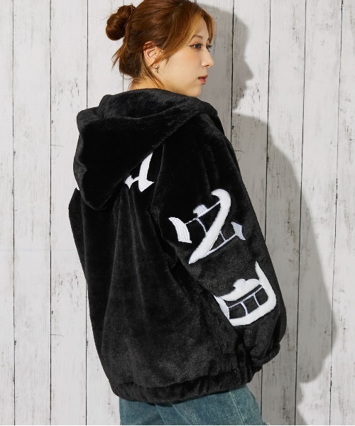 goa ファー付きブラックブルゾン セール】《バックロゴ×ボリュームフード》レディース ファーブルゾン