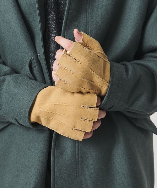 UNITED ARROWS（ユナイテッドアローズ）の「ムートン フィンガーレス グローブ（手袋・メンズ・ベージュ・FREE）」の2枚目の写真