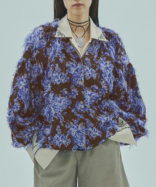 ROSE BUD（ローズバッド）の「(mag.by c)FLOWER JACQUARD BLOUSE（シャツ/ブラウス・レディース・ブラウン/ネイビー・ONE SIZE）」の2枚目の写真