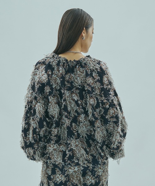 ROSE BUD（ローズバッド）の「(mag.by c)FLOWER JACQUARD BLOUSE（シャツ/ブラウス・レディース・ブラウン/ネイビー・ONE SIZE）」の4枚目の写真