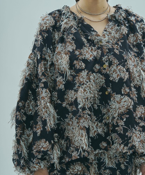 ROSE BUD（ローズバッド）の「(mag.by c)FLOWER JACQUARD BLOUSE（シャツ/ブラウス・レディース・ブラウン/ネイビー・ONE SIZE）」の8枚目の写真