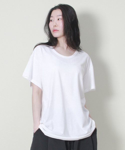 DEMARC(ドゥマーク)の「ソリッドアンバランスルーズフィットクルーネック半袖Tシャツホワイト(Tシャツ/カットソー・レディース・その他・LARGE/MEDIUM)」の4枚目の写真