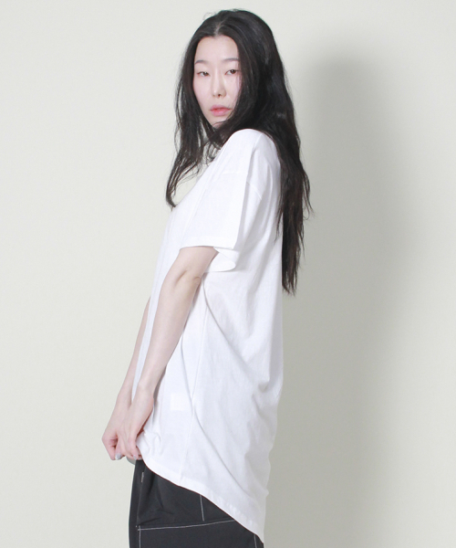 DEMARC(ドゥマーク)の「ソリッドアンバランスルーズフィットクルーネック半袖Tシャツホワイト(Tシャツ/カットソー・レディース・その他・LARGE/MEDIUM)」の5枚目の写真