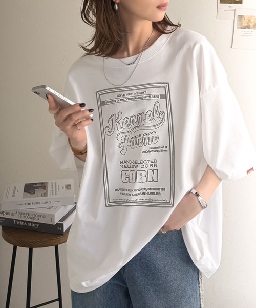 Java(ジャバ)の「《JaVa ジャバコラボ》【接触冷感機能付き】ゆるっと着て、しっかり洒落る。前後2wayパッケージロゴ風 オーバーサイズ刺繍ビッグTEE(半袖)(Tシャツ/カットソー・レディース・オフホワイト/ブラウン/アイボリー/チャコール・MEDIUM/LARGE/X-LARGE/SMALL)」の6枚目の写真