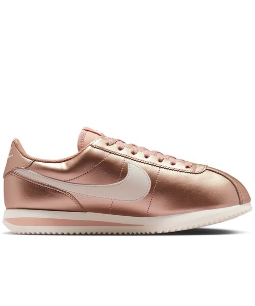 NIKE(ナイキ)の「ナイキ コルテッツ ウィメンズシューズ / Nike Cortez Women's Shoes IR0042-900 Metallic Red Bronze(スニーカー・レディース・ブラウン系その他・24.5/25/24/23.5/23/22.5/22/26/25.5)」の2枚目の写真