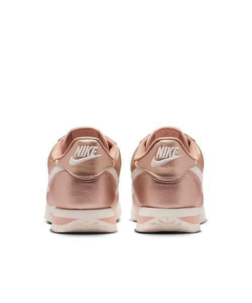 NIKE(ナイキ)の「ナイキ コルテッツ ウィメンズシューズ / Nike Cortez Women's Shoes IR0042-900 Metallic Red Bronze(スニーカー・レディース・ブラウン系その他・24.5/25/24/23.5/23/22.5/22/26/25.5)」の5枚目の写真