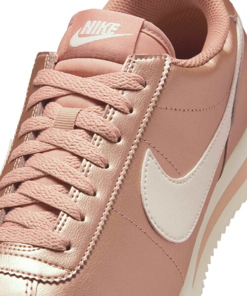 NIKE(ナイキ)の「ナイキ コルテッツ ウィメンズシューズ / Nike Cortez Women's Shoes IR0042-900 Metallic Red Bronze(スニーカー・レディース・ブラウン系その他・24.5/25/24/23.5/23/22.5/22/26/25.5)」の6枚目の写真