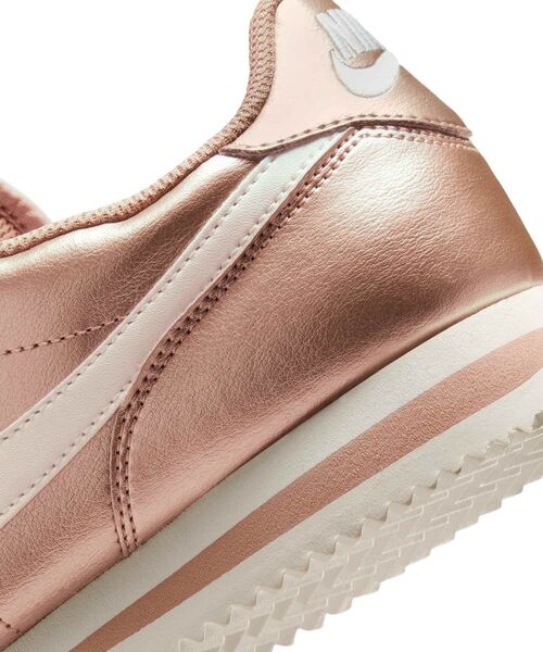 NIKE(ナイキ)の「ナイキ コルテッツ ウィメンズシューズ / Nike Cortez Women's Shoes IR0042-900 Metallic Red Bronze(スニーカー・レディース・ブラウン系その他・24.5/25/24/23.5/23/22.5/22/26/25.5)」の7枚目の写真