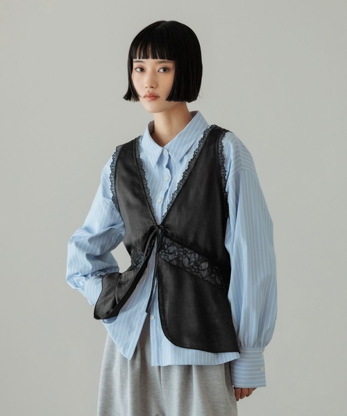 LOWRYS FARM（ローリーズファーム）の「サテンレースベスト　638609（ベスト・レディース・ブラック/アイボリー・FREE）」の2枚目の写真