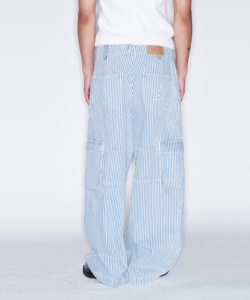 FROM ARLES(フロムアルル)の「ワイドペインターデニムパンツ / ストライプ(デニムパンツ・メンズ・ストライプ・M/L)」の2枚目の写真