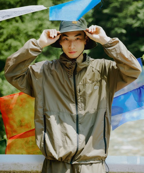 KiU(キウ)の「キウ UVカットエアライトフーディー(パーカー・レディース・ブラック/サンドベージュ/オレンジ・LARGE/MEDIUM/X-LARGE)」の2枚目の写真