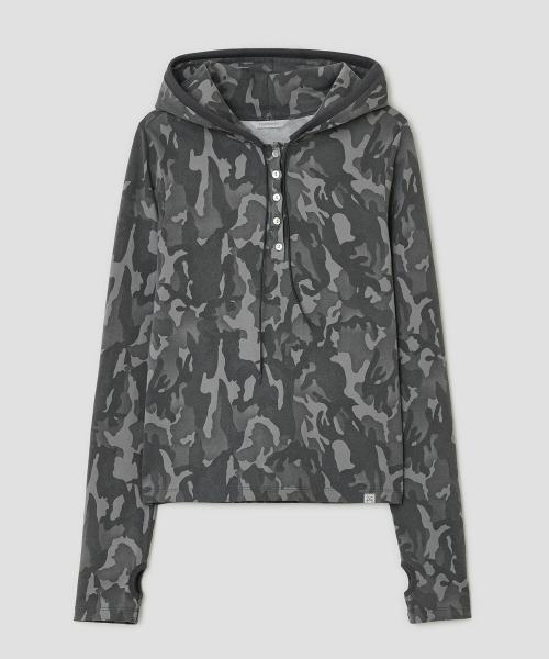 TYPESERVICE（タイプサービス）の「Camo Slim Hoodie [Charcoal]（Tシャツ/カットソー・レディース・その他・FREE）」の2枚目の写真