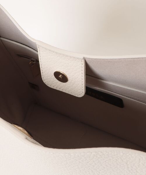 FURLA（フルラ）の「フルラ ヌヴォラ (Furla Nuvola) バケットバッグ S（ショルダーバッグ・レディース・オフホワイト/ブラック/モカ・ONE SIZE）」の16枚目の写真