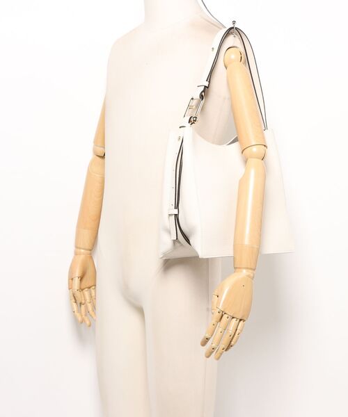 FURLA（フルラ）の「フルラ ヌヴォラ (Furla Nuvola) バケットバッグ S（ショルダーバッグ・レディース・オフホワイト/ブラック/モカ・ONE SIZE）」の17枚目の写真