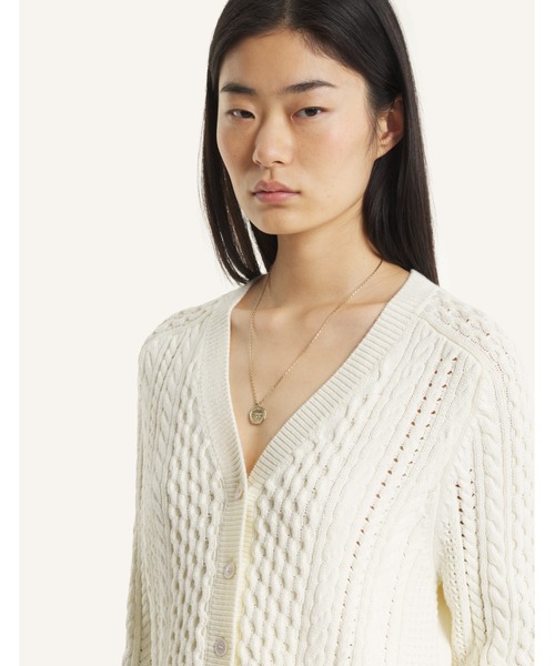 Maison Kitsune(メゾンキツネ)の「CABLE KNIT CARDIGAN(カーディガン/ボレロ・レディース・アイボリー・S/XS/M/L)」の6枚目の写真