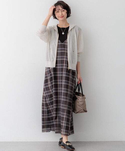 23区 L(ニジュウサンクオオキイサイズ)の「ハイツイストシアーチェック キャミソールワンピース(ワンピース・レディース・グレー系3/ダークブラウン系3・48/46/44)」の6枚目の写真