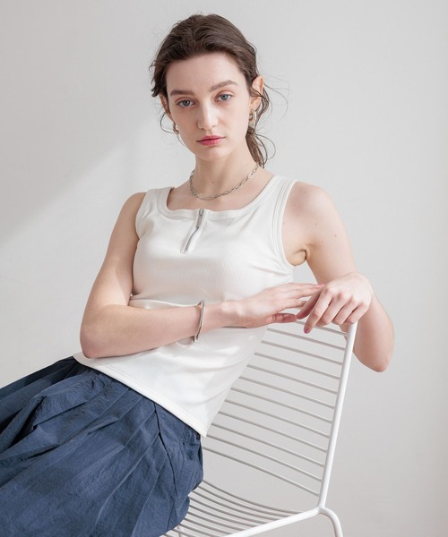 bijorie（ビジュリィ）の「【bijorie】[5つの機能付き]カップ付きハーフジップタンク／NEW BASIC（タンクトップ・レディース・ホワイト/ブラウン/ブラック・MEDIUM/LARGE/LG）」の6枚目の写真