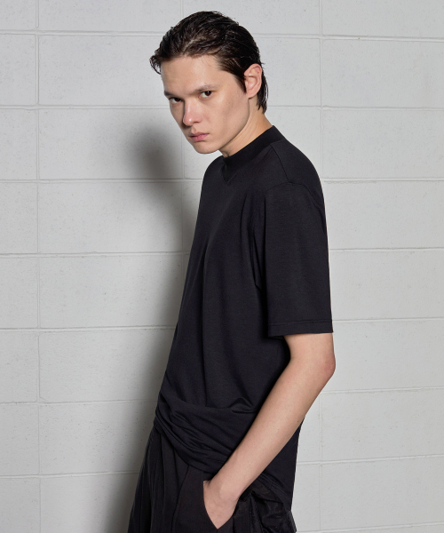 DGNAK(ディグナク)の「VシェイプクルーネックTシャツ(ブラック)(Tシャツ/カットソー・メンズ・ブラック・MEDIUM/LARGE)」の2枚目の写真