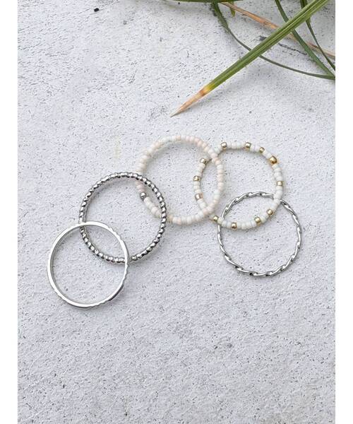 Ungrid（アングリッド）の「５連デザインリング（リング・レディース・アイボリー/ブルー・FREE）」の5枚目の写真