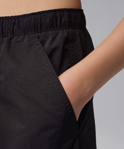 JORDAN BRAND（ジョーダンブランド）の「ジョーダン フライト シカゴ ウィメンズ パラシュート パンツ / Jordan Flight Chicago Women's Parachute Pants IF1169-010 Black（その他パンツ・レディース・ブラック・L/M/S/XL/XS）」の6枚目の写真