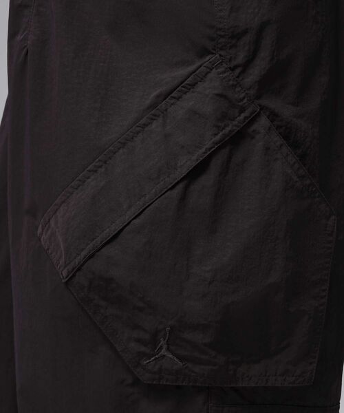JORDAN BRAND（ジョーダンブランド）の「ジョーダン フライト シカゴ ウィメンズ パラシュート パンツ / Jordan Flight Chicago Women's Parachute Pants IF1169-010 Black（その他パンツ・レディース・ブラック・L/M/S/XL/XS）」の5枚目の写真