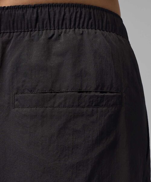 JORDAN BRAND（ジョーダンブランド）の「ジョーダン フライト シカゴ ウィメンズ パラシュート パンツ / Jordan Flight Chicago Women's Parachute Pants IF1169-010 Black（その他パンツ・レディース・ブラック・L/M/S/XL/XS）」の4枚目の写真