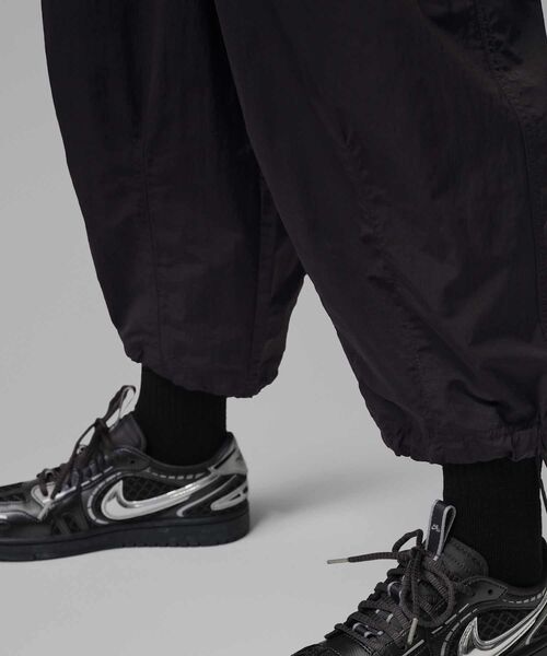 JORDAN BRAND（ジョーダンブランド）の「ジョーダン フライト シカゴ ウィメンズ パラシュート パンツ / Jordan Flight Chicago Women's Parachute Pants IF1169-010 Black（その他パンツ・レディース・ブラック・L/M/S/XL/XS）」の3枚目の写真