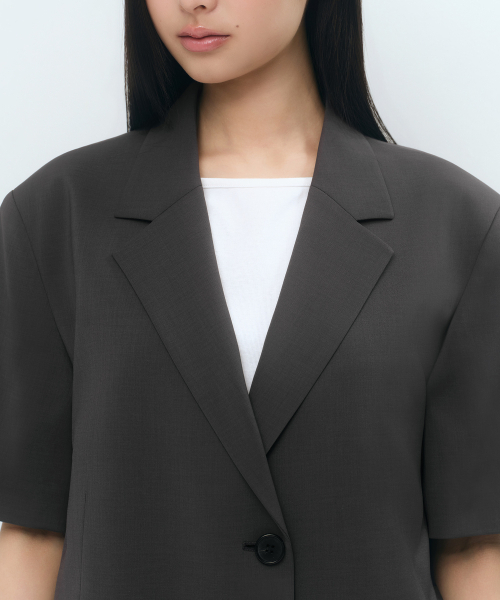 MUSINSA STANDARD WOMAN（ムシンサスタンダードウーマン）の「ウィメンズスリックベルト半袖ブレザー[ダークグレー]（テーラードジャケット・レディース・その他・SMALL/MEDIUM/LARGE/X-SMALL）」の3枚目の写真