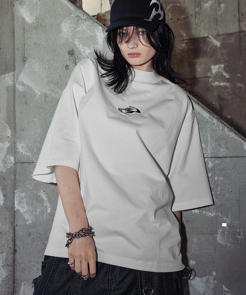 ERAR(エラー)の「【ERAR】オーバーサイズメタルプレート無地モックネックTシャツ(Tシャツ/カットソー・メンズ・ブラック/ホワイト・L/M/S/XL)」の1枚目の写真