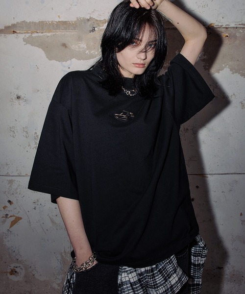ERAR(エラー)の「【ERAR】オーバーサイズメタルプレート無地モックネックTシャツ(Tシャツ/カットソー・メンズ・ブラック/ホワイト・L/M/S/XL)」の2枚目の写真