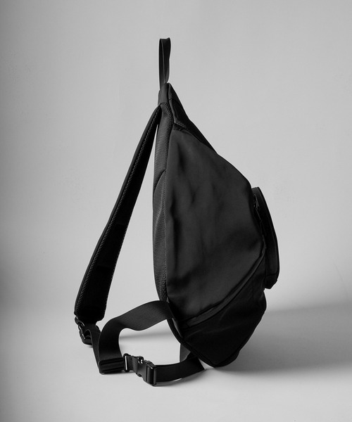 RUUBON(ルーボン)の「【RUUBON】one shoulder sling bag / ワンショルダースリングバッグ(撥水)(ショルダーバッグ・メンズ・ブラック・FREE)」の15枚目の写真