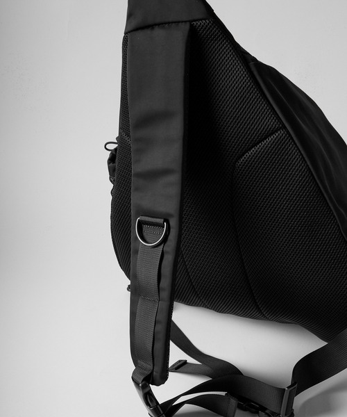 RUUBON(ルーボン)の「【RUUBON】one shoulder sling bag / ワンショルダースリングバッグ(撥水)(ショルダーバッグ・メンズ・ブラック・FREE)」の17枚目の写真