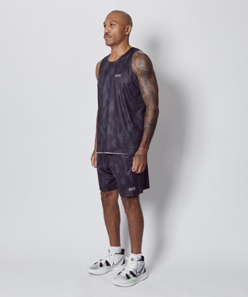 AKTR（アクター）の「AKTR MELT CAMO REVERSIBLE TANK（アクター メルト カモ リバーシブル タンク）（タンクトップ・メンズ・ベージュ系/ブラック系・MEDIUM/LARGE/X-LARGE/XX-LARGE）」の5枚目の写真